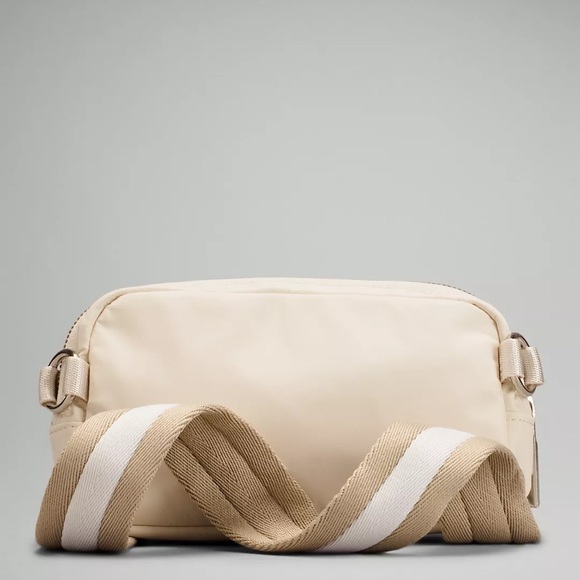 Lululemon Everywhere Crossbody Bag Opal - Picture 2 of 3